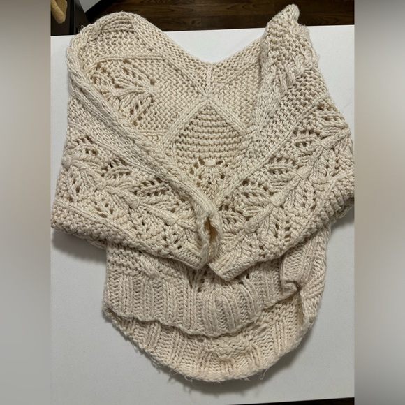 Q Off-the-Shoulder Knit Sweater - Picture 4 of 7